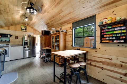 Entire Complex: 3 Cabins, tent and more (6-12 ppl)