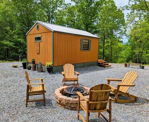Entire Complex: 3 Cabins, tent and more (6-12 ppl)