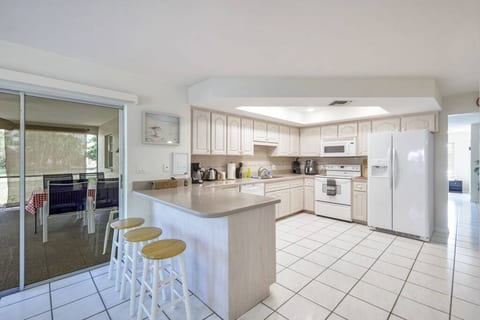Superb location 3bed/2bath ~ 1.5 mile to the beach