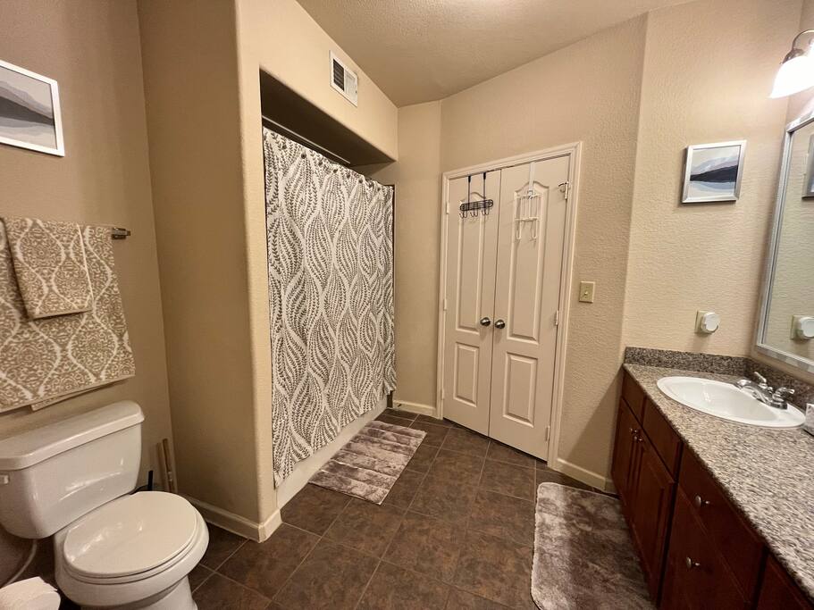 Quiet Condo Near TX Med Ctr /NRG / Free Parking - Houston