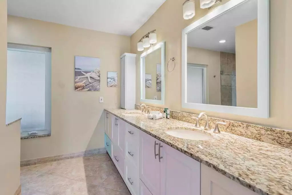 Master bathroom - NEW Lux Waterfront Villa Half A Mile From Beaches - Fort Lauderdale