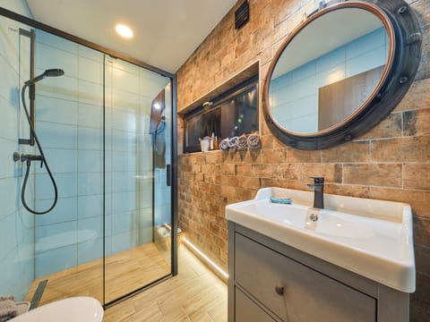 Luxe Timber Lodge & Pet Retreat
