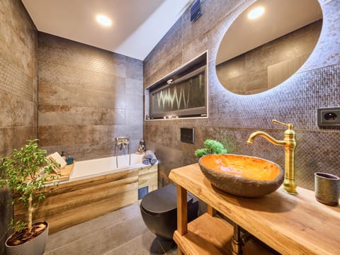 Luxe Timber Lodge & Relaxing Bath