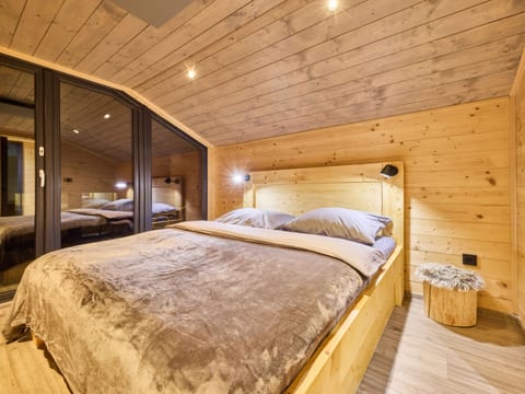 Luxe Timber Lodge & Relaxing Bath