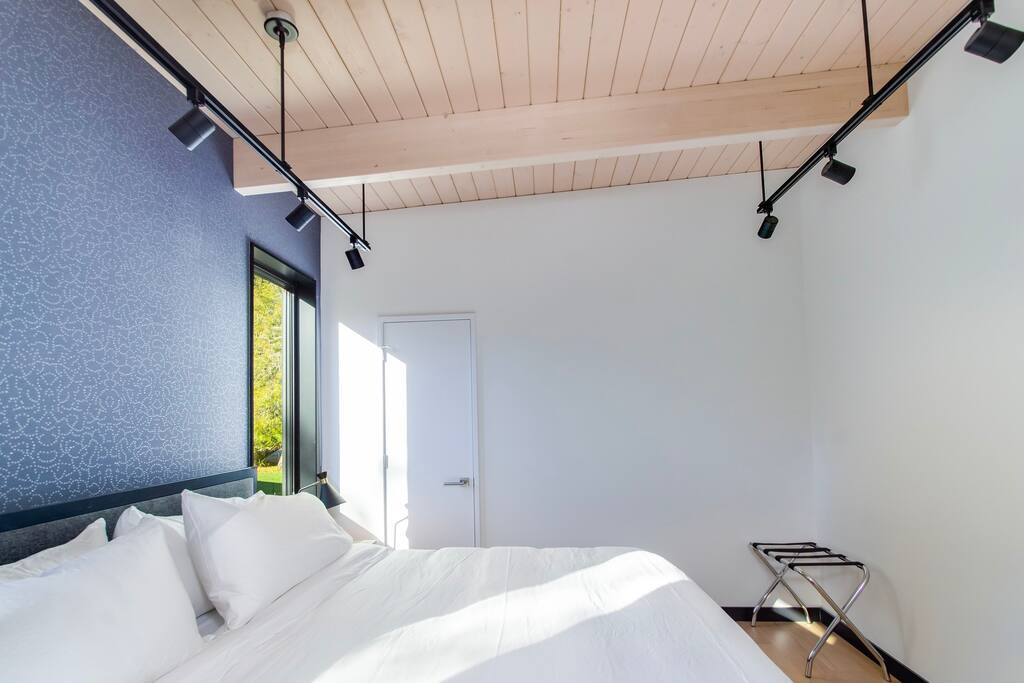 Kng bed, second bedroom. 