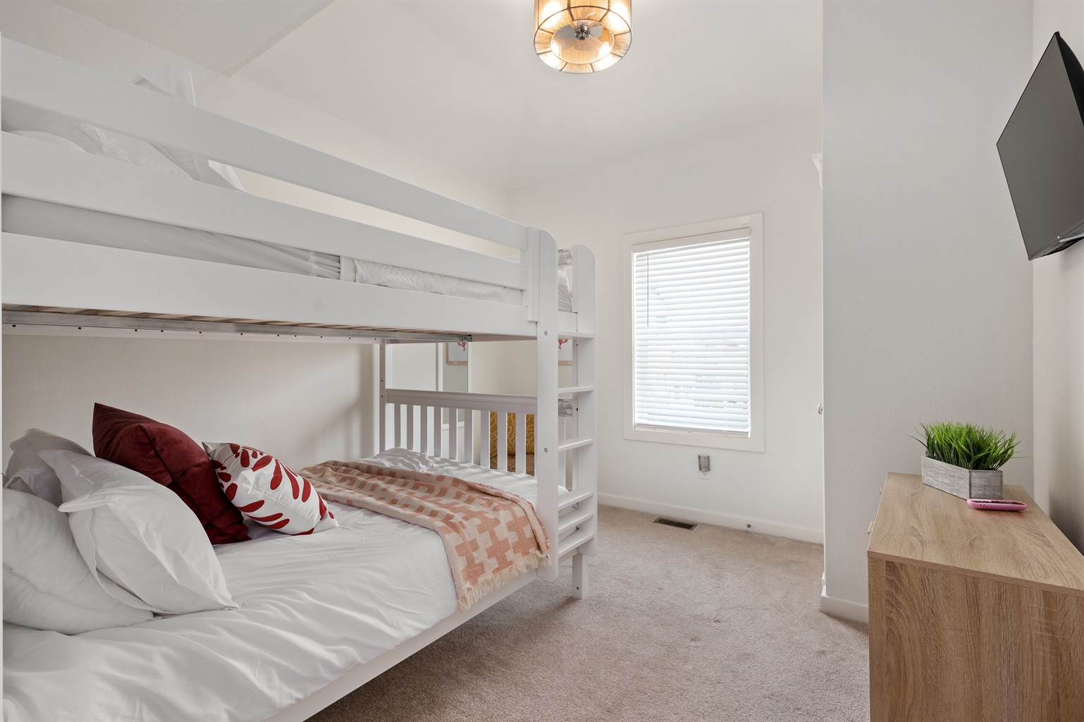 Room 4 - Bunk Room with queen bunks