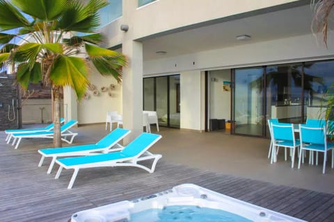 La Maison Blanche - Almond Grove 