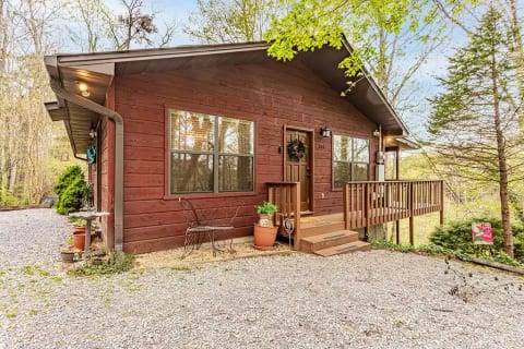 Hummingbird Hideaway cabin/ HOT TUB/ WIFI