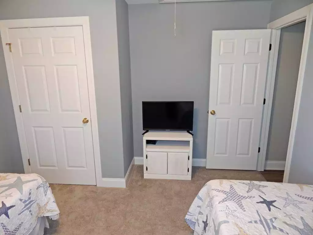 Twin bedroom  - Above and Beyond - Surf City