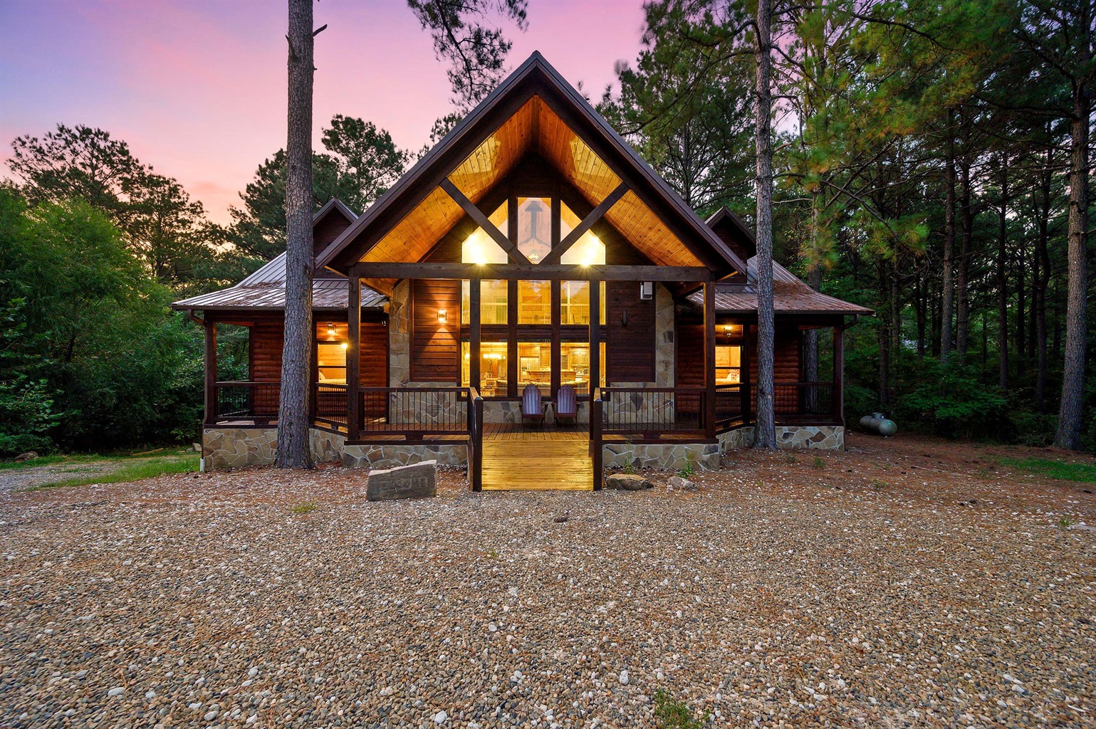 Secluded Corner Lot w/ Tall Pine trees surrounding the cabin Secluded Corner Lot w/ Tall Pine trees surrounding the cabin - Iron Horse Lodge - Broken Bow