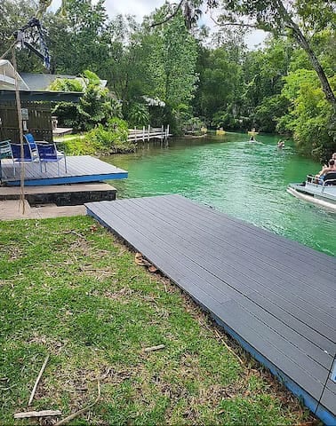 Direct access to the Weeki Wachee River from the backyard.