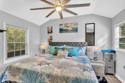 King Suite w/ Mounted Smart Tv, Prime, Netflix, Philo..