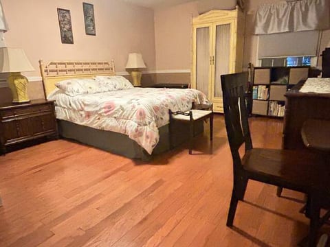 “Home away from Home” 1st Floor Suburban Apt.