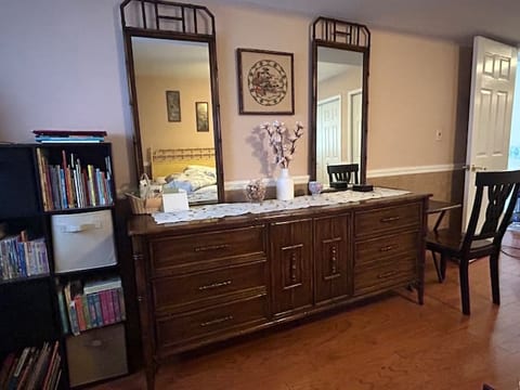 “Home away from Home” 1st Floor Suburban Apt.