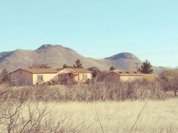 Hummingbird Ranch Birding Adult Retreat. 2BR/2Bath/Den/Living Room/Laundry Room/3 Decks/2 Stone Patios/4 large bird seed feeders/8 Hummingbird Feeders in warmer month/5 Birdbaths. Sandhill Crane Winter Migration (Sept`April).