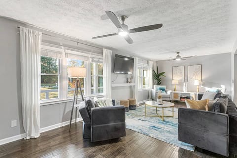 Pet Friendly 4BR Home Fenced Yard east cobb