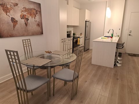 Luxurious Condo w/Gym, Pool, Rooftop Terrasses image 2