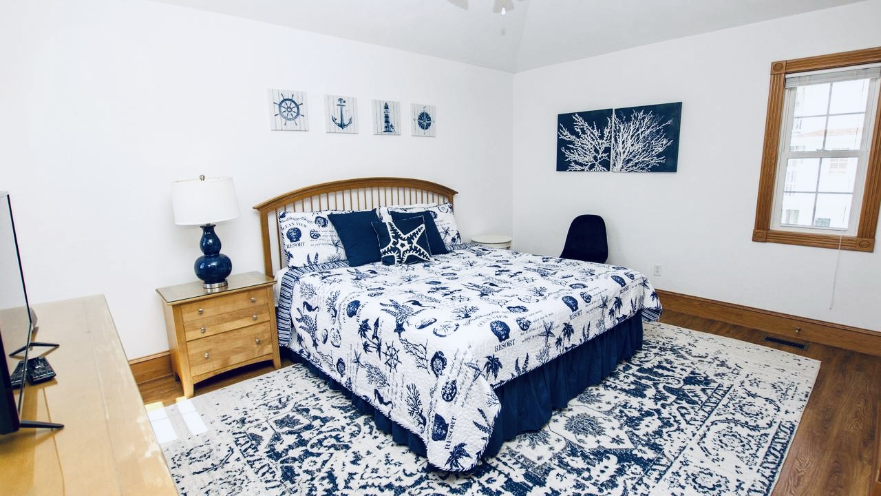 King Master - Tranquil bedroom with a blue and white color scheme.
