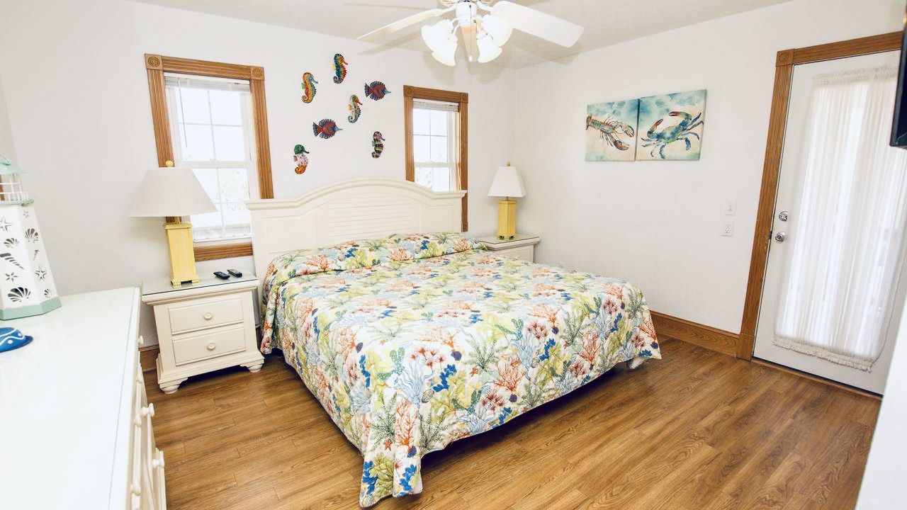 King Master, Vibrant and cozy bedroom with a white and colorful mix.