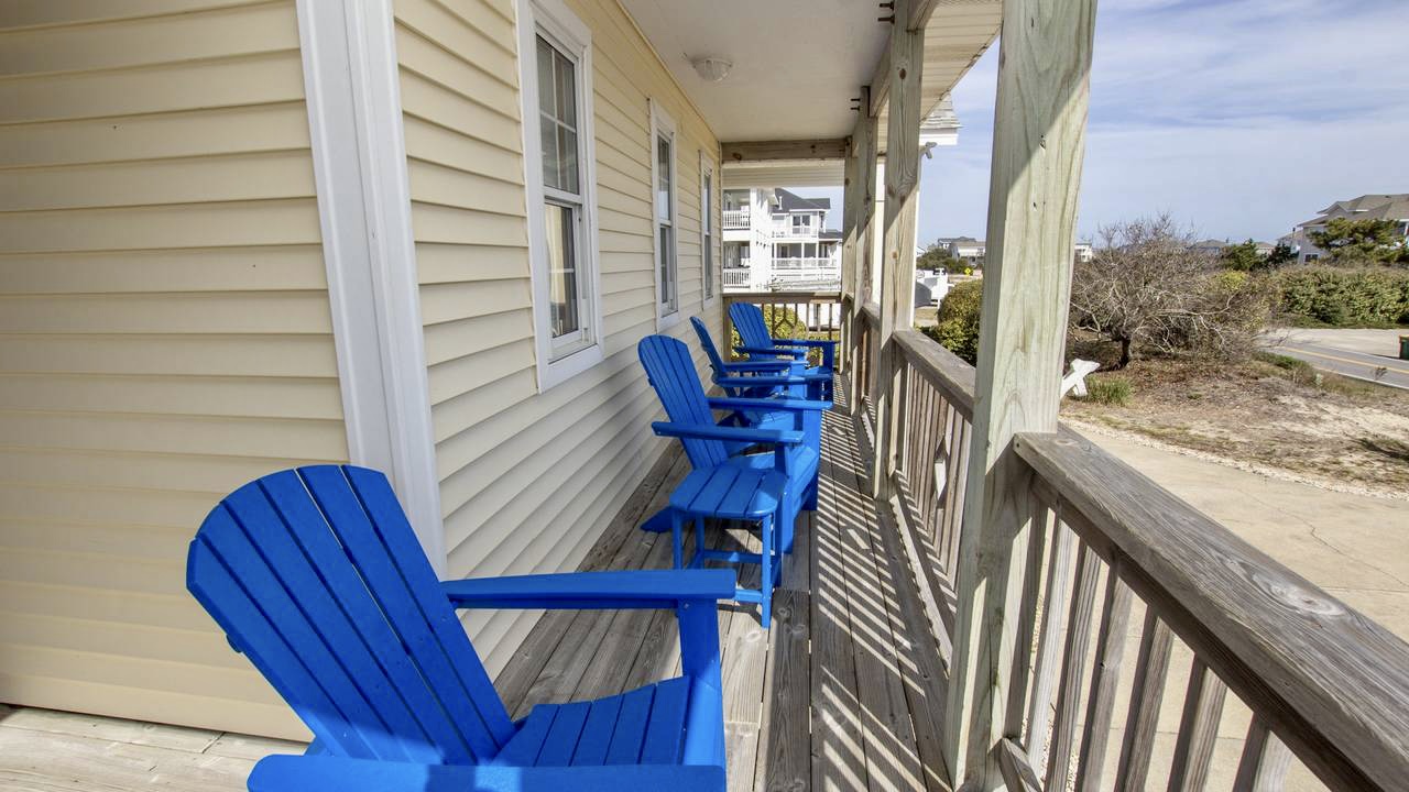Middle deck sitting area.