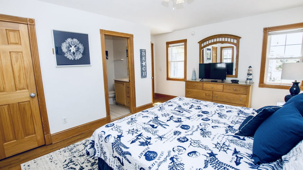 King Master, Restful nights in a blue and white haven.