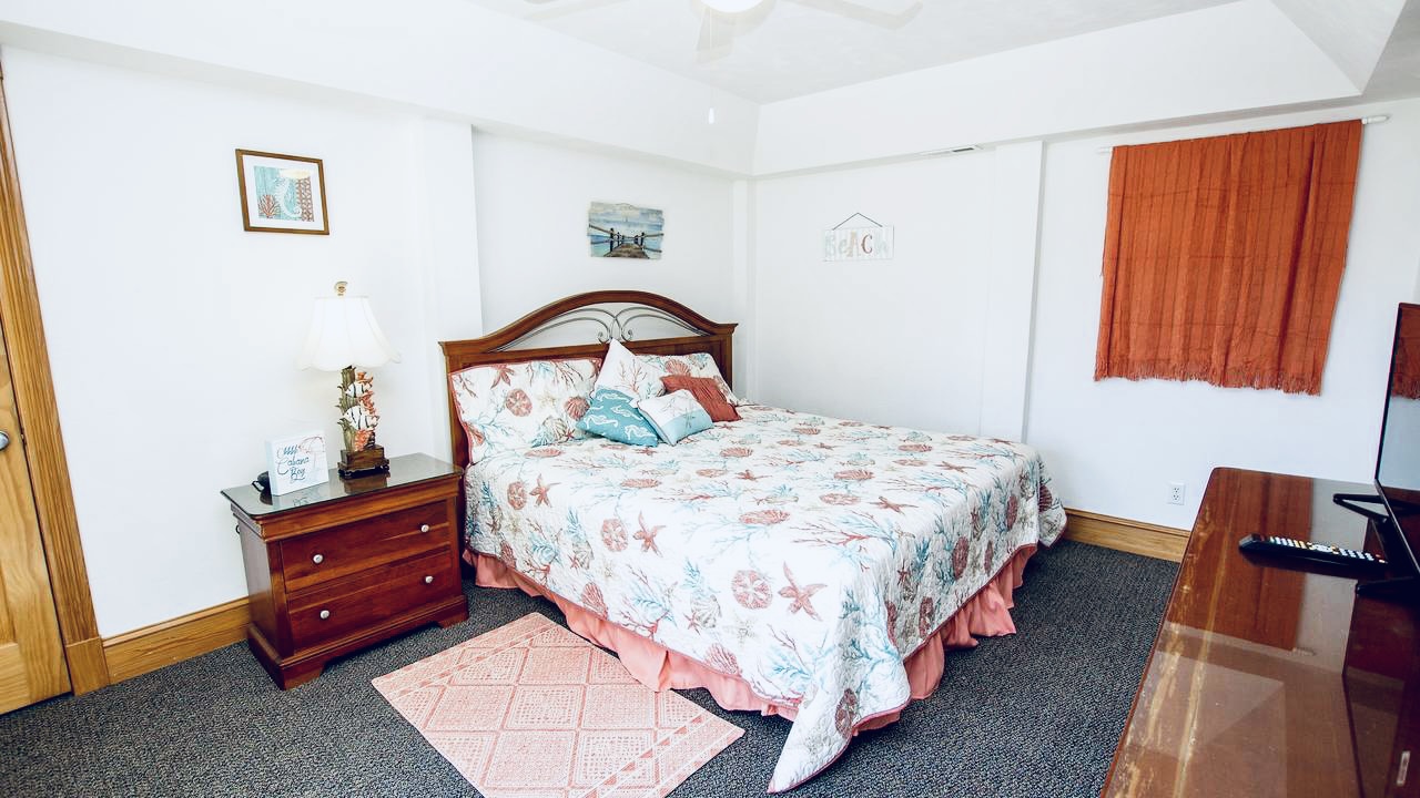 King Master, Subtle elegance: a bedroom with a mix of white and delicate pink.
