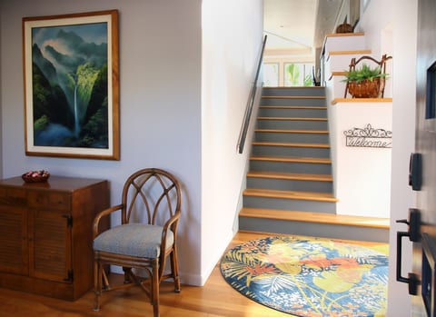 Foyer - Upstairs to Main Living Area, Downstairs to 4 of 5 Bedrooms