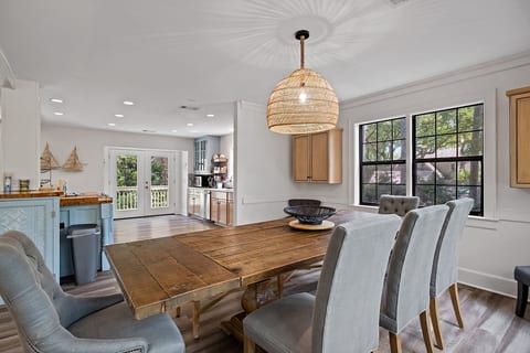 The  dining table can accommodate the entire family