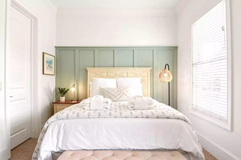 Cozy Queen Bedroom on Main level w/ fresh duvet cover, smart TV and private bath