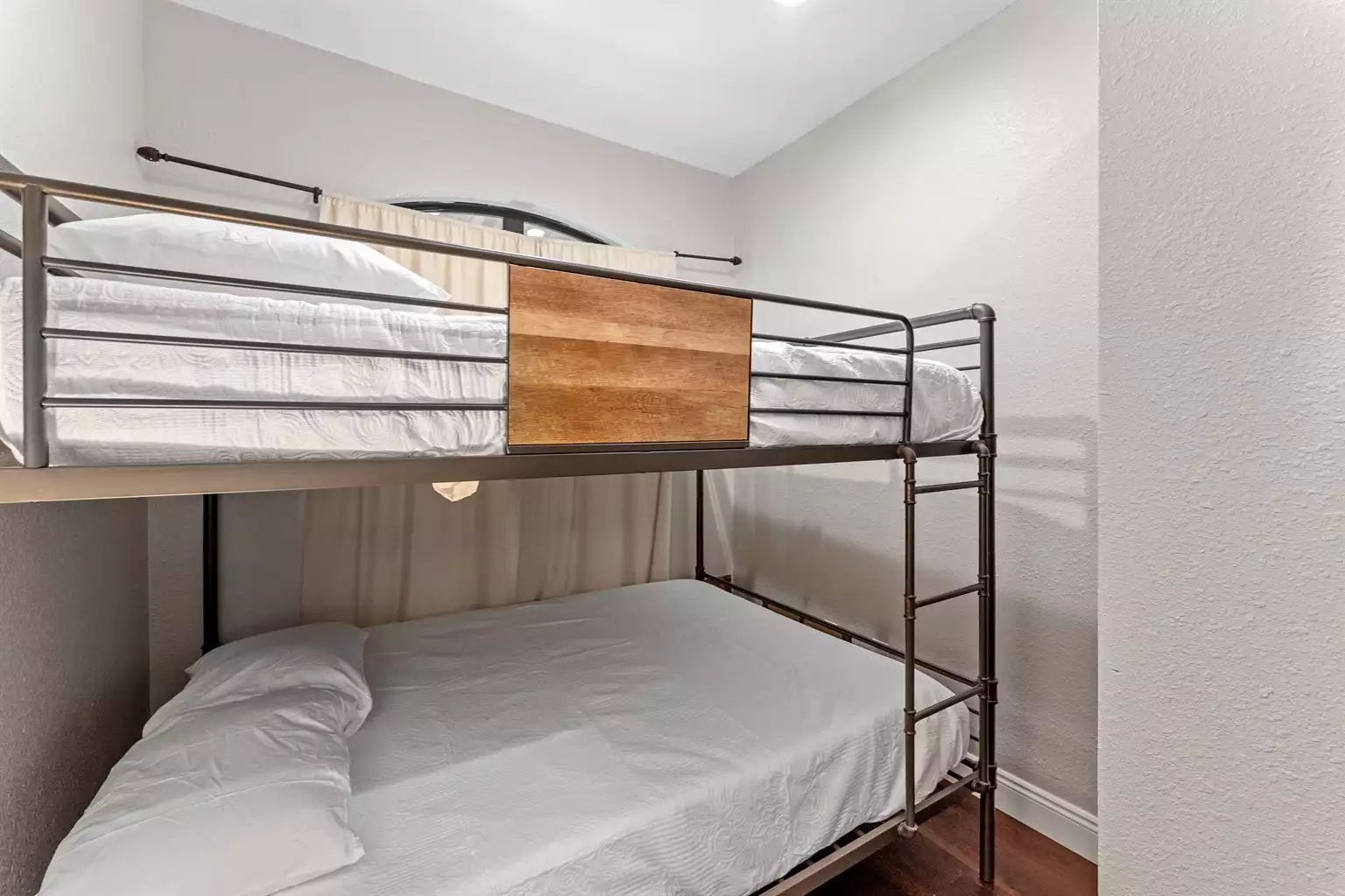 Guest room 2 - queen bunks