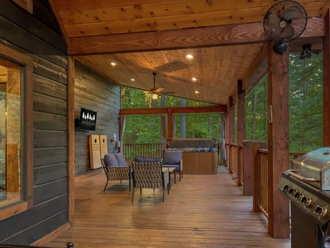 COUPLES CABIN ON THE CREEK