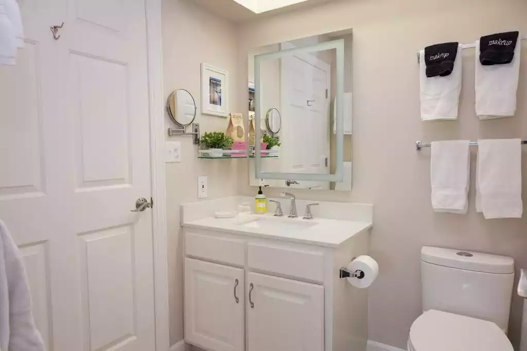 The bathroom was recently renovated with new tile, fixtures and an LED mirror with two options (cool and warm white) and auto-memory on the option you select. The bathroom was recently renovated with new tile, fixtures and an LED mirror with two options (cool and warm white) and auto-memory on the option you select. - Lakefront Mountain Suite - Hiawassee