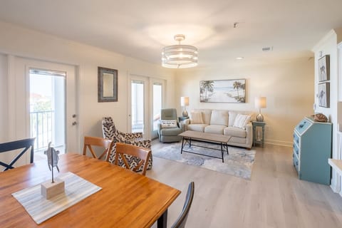 Perdido Key - Beach and Sparkling Pool. Sleeps 6.