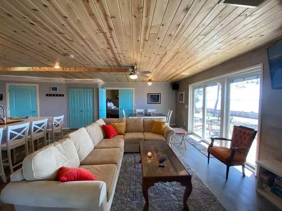 Ample seating for hanging out, game playing, or TV viewing - Porch Time on Lil Sturgeon Bay - Little Sturgeon