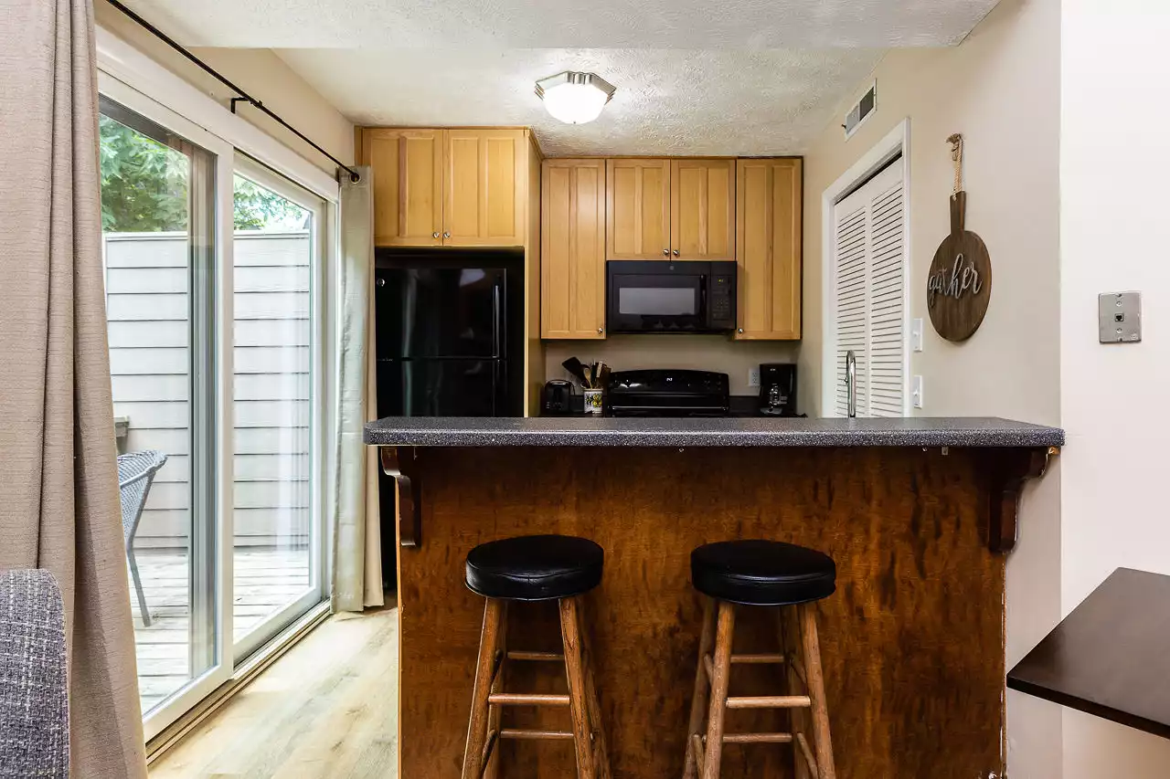 The kitchen features countertop seating for convenient dining. The kitchen features countertop seating for convenient dining. - Mountain Memories Condo - Wintergreen Resort