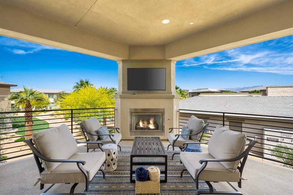 Live in luxury for a month at a time at this beautiful 2nd-floor condo
