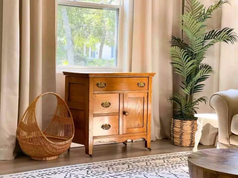 Plenty of storage and little extras including books for adults and kids.
