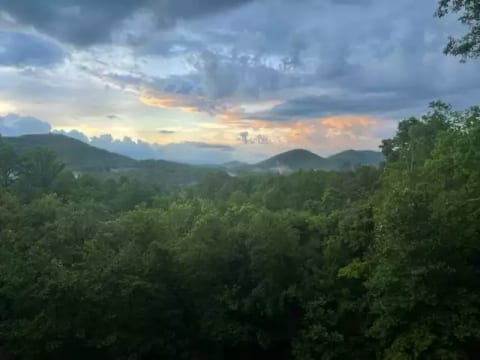 Overlook Ridge-Mtn View-Fire Pit-Hot Tub-Pool Tabl