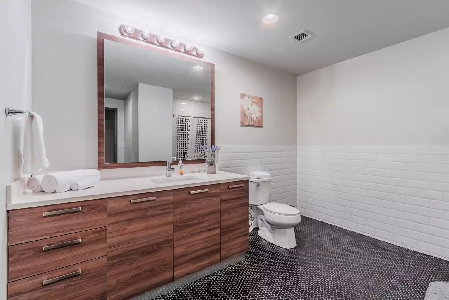 2br-or-spacious-apartment-or-downtown-or/