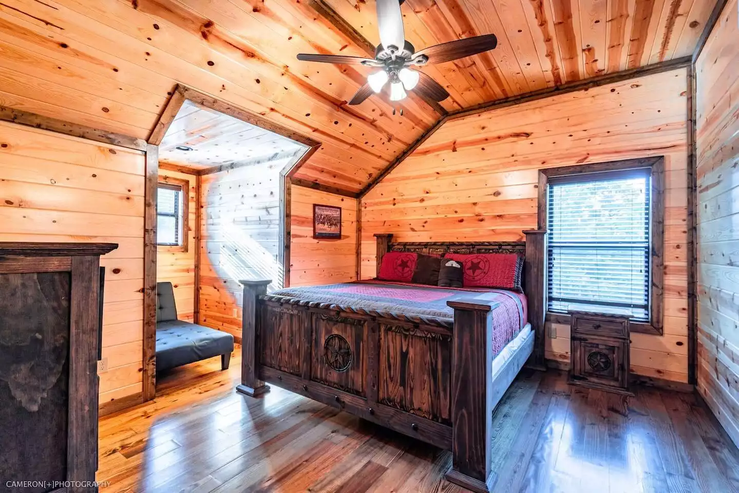 Upper Level - Bedroom 4 with ensuite bath, sleeper couch, closet and TV Upper Level - Bedroom 4 with ensuite bath, sleeper couch, closet and TV - Iron Horse Lodge - Broken Bow