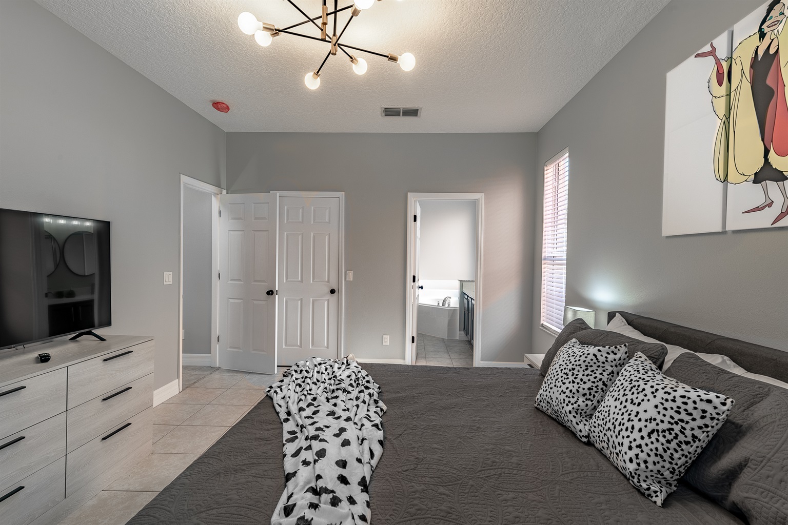 55" Smart TV and walk-in closet - Cruella's Fun Spot - Kissimmee