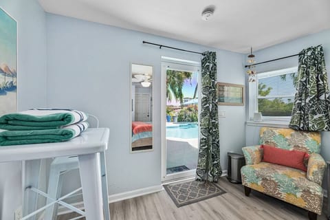 Crane Creek Inn Manatee Suite: Waterfront Pool!