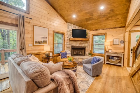 The cozy living room is the perfect spot to curl up and relax. The gas fireplace adds warmth and a touch of rustic charm, while the leather furniture provides comfort and style. An ideal place to enjoy quality time and relax.