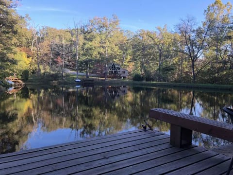 Lakefront chalet; hot tub, dock, firepit, pool