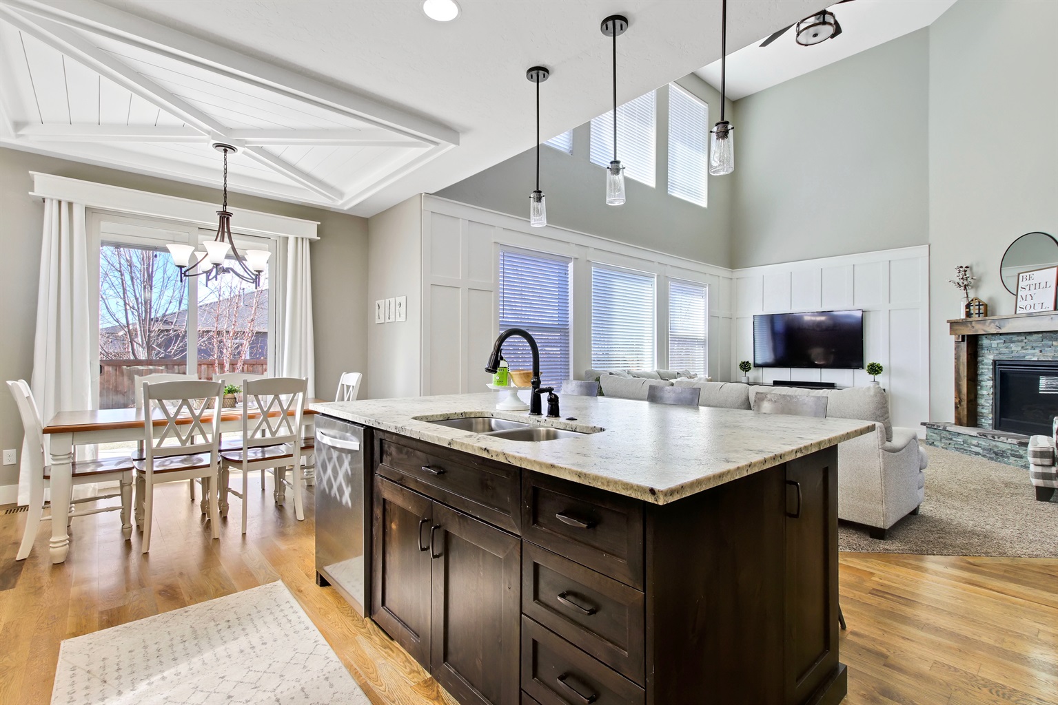 large-modern-6-bedroom-farmhouse-with-custom-theater-in-meridian/