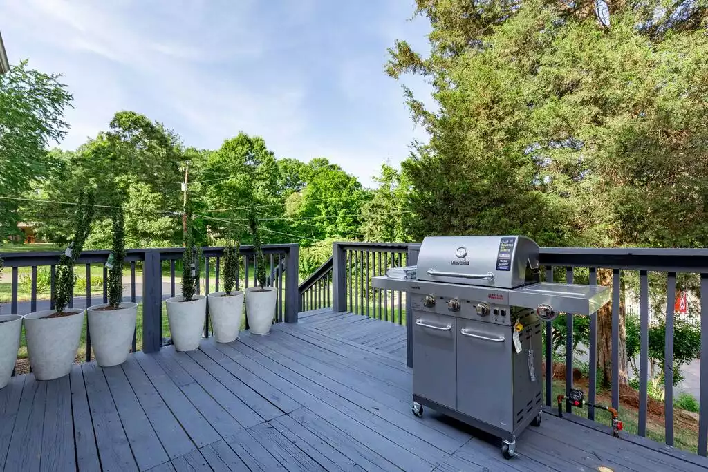 Grill some steaks and enjoy dinner on the patio. Grill some steaks and enjoy dinner on the patio. - Selah Way Cottage*10mins UT*2kitchen hottub*arcade - Knoxville