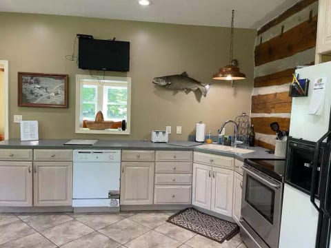 Raystown Farmhouse, <1mile to boat access. AC/wifi