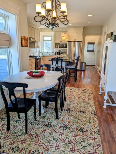 Charming Retreat in Downtown Chelsea 4 Br 2 Ba