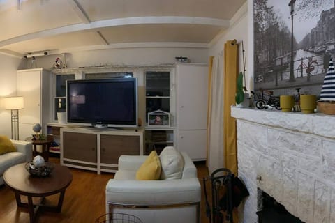 Exclusive 2 Bedroom House, Large Discreet Backyard
