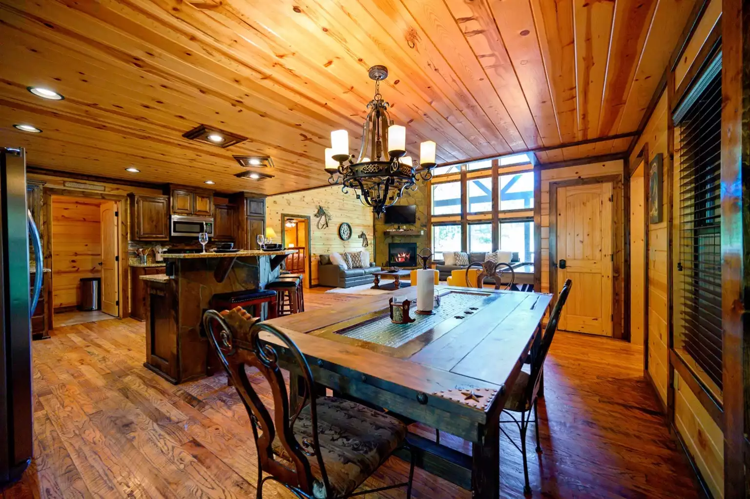 Open floor plan w/ dining, kitchen and family rooms to spread out Open floor plan w/ dining, kitchen and family rooms to spread out - Iron Horse Lodge - Broken Bow